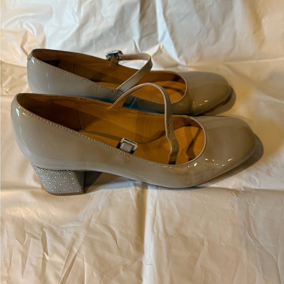 CLARKS Shoes Women's Size 6.5 Buckle Block Heel Grey Low Top Shiny - Picture 1 of 7